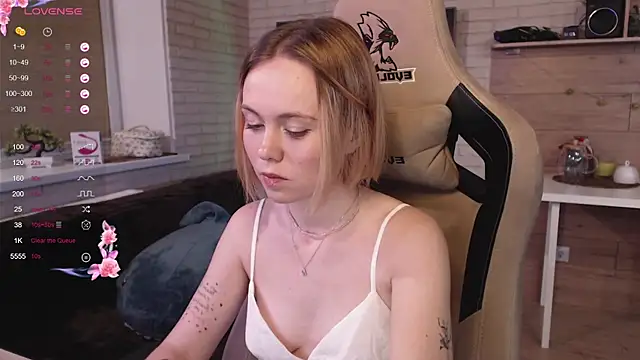 Snapshot of lucy_mirror chatting on 09-14-25, 09:04 lucy mirror online show from 09-14-25, 09:04