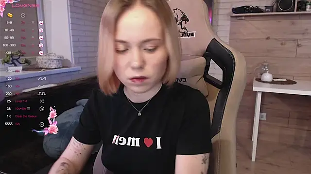 Snapshot of lucy_mirror chatting on 10-13-25, 09:16 lucy mirror online show from 10-13-25, 09:16