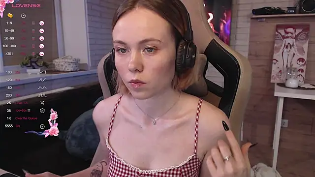 Snapshot of lucy_mirror chatting on 10-15-25, 09:23 lucy mirror online show from 10-15-25, 09:23