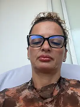 Snapshot of CioniWeiss chatting on 12-19-25, 10:23 CioniWeiss online show from 12-19-25, 10:23