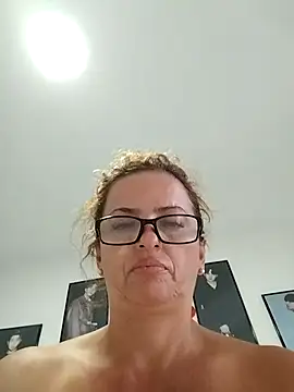 Snapshot of CioniWeiss chatting on 11-04-25, 08:34 CioniWeiss online show from 11-04-25, 08:34