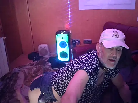 Snapshot of Lia_Y_PatrickX chatting on 11-26-25, 09:48 Lia Y PatrickX online show from 11-26-25, 09:48