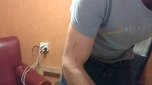 Snapshot of Lia_Y_PatrickX chatting on 10-25-25, 02:44 Lia Y PatrickX online show from 10-25-25, 02:44