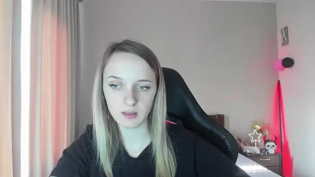 Snapshot of RouseReed chatting on 03-22-25, 02:14 RouseReed online show from 03-22-25, 02:14