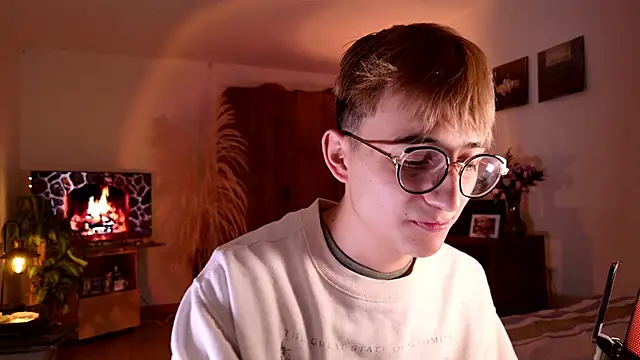 Snapshot of Mr_evan1 chatting on 10-13-25, 04:08 Mr evan1 online show from 10-13-25, 04:08
