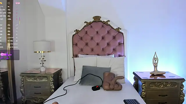 Mara Betancurt online show from 12-20-25, 03:53