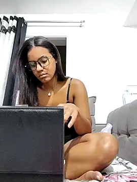 Snapshot of Bella_Anjoss chatting on 04-16-26, 01:28 Bella Anjoss online show from 04-16-26, 01:28