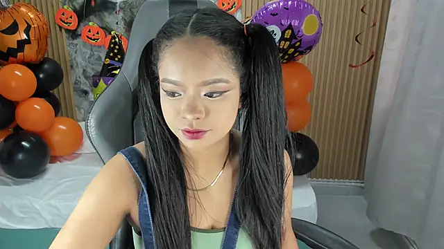 Lili 16 online show from 10-20-25, 11:11