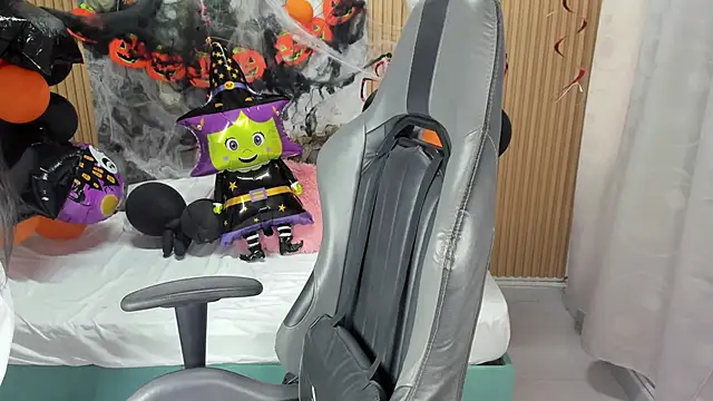 Lili 16 online show from 10-30-25, 11:08