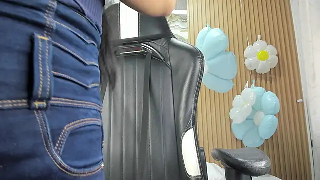 Lili 16 online show from 05-18-26, 11:04