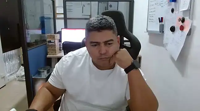 Snapshot of gordito_xx chatting on 02-21-25, 03:43 gordito xx online show from 02-21-25, 03:43
