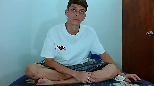 Snapshot of Lucho-Cole chatting on 07-14-26, 01:49 Lucho-Cole online show from 07-14-26, 01:49