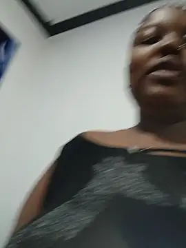 Snapshot of queennapal chatting on 06-11-26, 04:15 queennapal online show from 06-11-26, 04:15