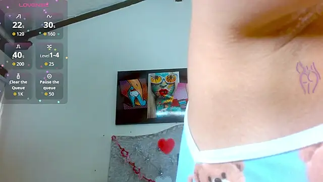 Eva Hoot online show from 10-19-25, 04:43