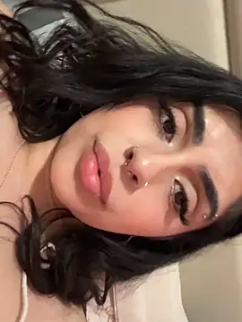 Snapshot of ThickerThanYoBitch chatting on 02-15-25, 10:33 ThickerThanYoBitch online show from 02-15-25, 10:33