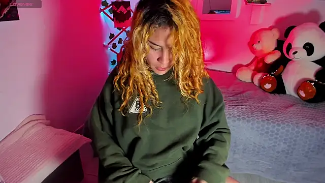 Snapshot of Elena-Rosse chatting on 10-11-25, 04:35 Elena-Rosse online show from 10-11-25, 04:35