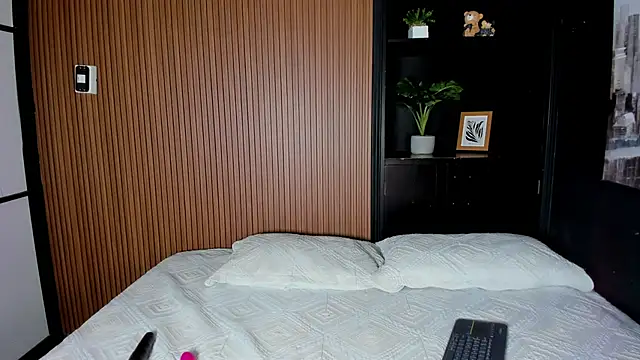 Snapshot of Elena-Rosse chatting on 05-09-26, 01:20 Elena-Rosse online show from 05-09-26, 01:20
