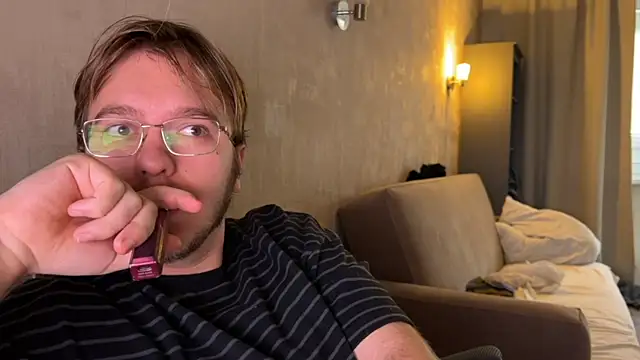 Snapshot of kiopiggy chatting on 11-04-25, 06:50 kiopiggy online show from 11-04-25, 06:50