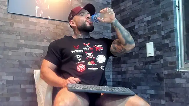 BruceDallas online show from 06-08-26, 01:50