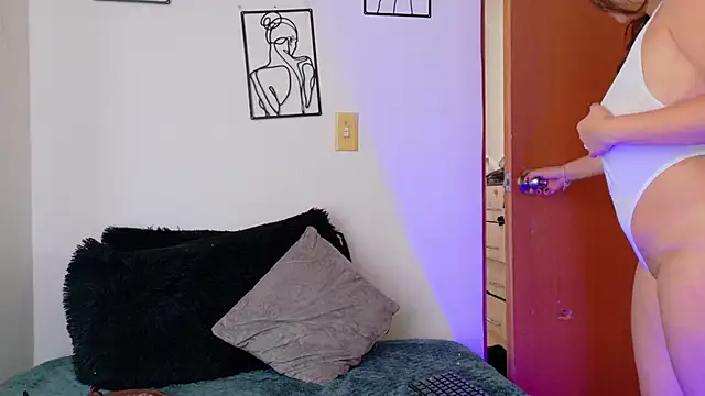 Snapshot of ale_blossom chatting on 02-15-26, 04:39 ale blossom online show from 02-15-26, 04:39