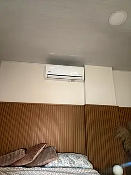 Lianh Benett online show from 10-29-25, 04:44