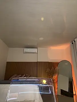 Lianh Benett online show from 10-19-25, 09:50