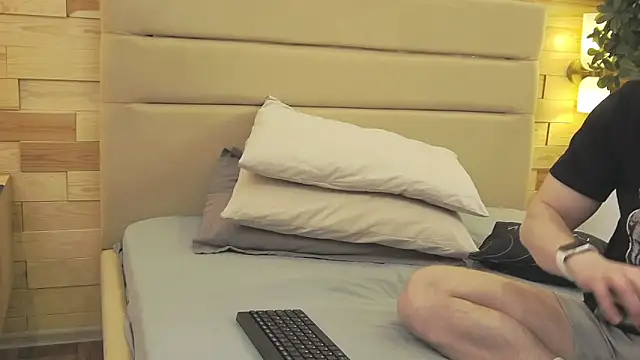 EthanPinkman online show from 12-14-25, 04:40