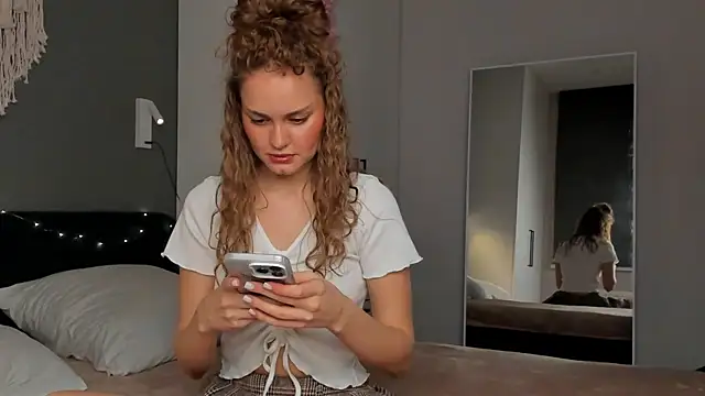 Snapshot of Caroline_Smitt chatting on 09-28-25, 11:12 Caroline Smitt online show from 09-28-25, 11:12