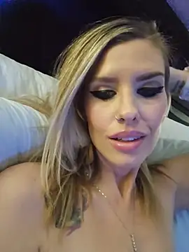 Snapshot of ellieconradxo chatting on 07-14-26, 03:11 ellieconradxo online show from 07-14-26, 03:11