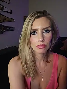 Snapshot of ellieconradxo chatting on 06-10-26, 05:30 ellieconradxo online show from 06-10-26, 05:30