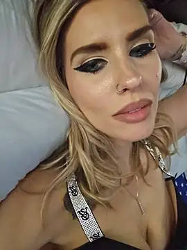 Snapshot of ellieconradxo chatting on 06-27-26, 03:45 ellieconradxo online show from 06-27-26, 03:45