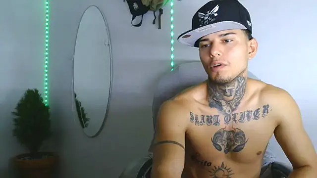Snapshot of Skartoliver chatting on 10-18-25, 02:52 Skartoliver online show from 10-18-25, 02:52