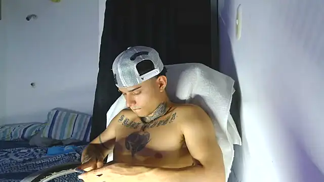Snapshot of Skartoliver chatting on 10-07-25, 04:02 Skartoliver online show from 10-07-25, 04:02
