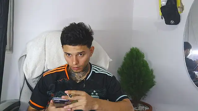 Snapshot of Skartoliver chatting on 09-22-25, 10:49 Skartoliver online show from 09-22-25, 10:49