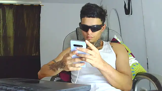 Snapshot of Skartoliver chatting on 10-13-25, 02:18 Skartoliver online show from 10-13-25, 02:18