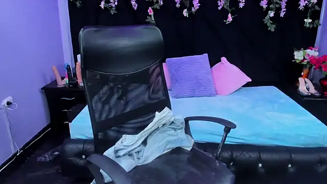 Snapshot of Cocoo_Nuth chatting on 11-27-25, 02:23 Cocoo Nuth online show from 11-27-25, 02:23