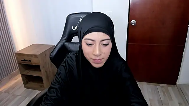 Snapshot of chaymae_nah_ chatting on 03-18-25, 07:33 chaymae nah  online show from 03-18-25, 07:33