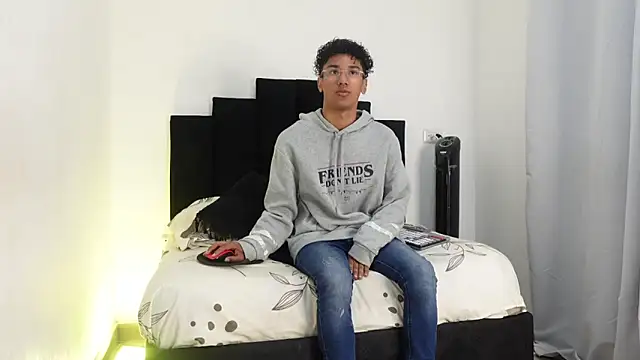 harrytwink18 online show from 01-13-25, 01:49