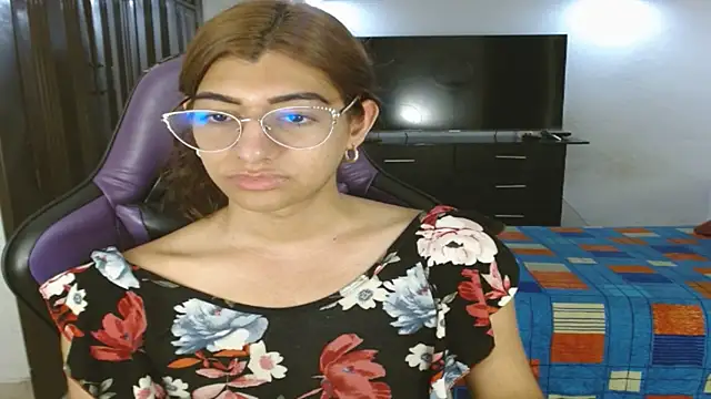 Snapshot of engielphoenis14 chatting on 07-11-26, 11:27 engielphoenis14 online show from 07-11-26, 11:27