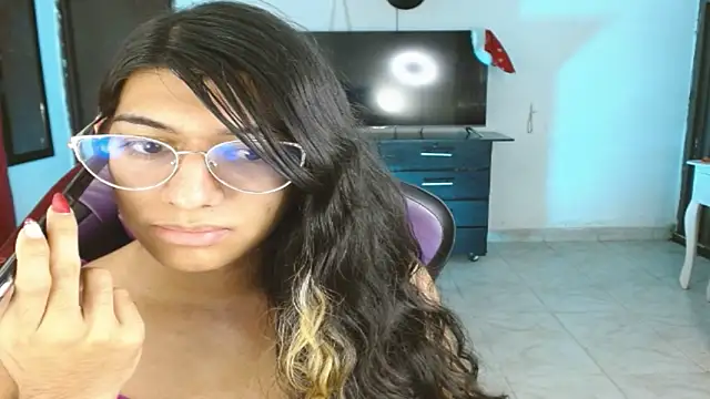 engielphoenis14 online show from 12-15-25, 09:42