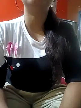 Snapshot of Alina_Khann chatting on 11-17-25, 08:18 Alina Khann online show from 11-17-25, 08:18