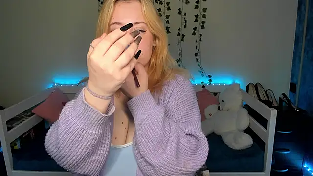 Emily Gin online show from 10-08-25, 02:46
