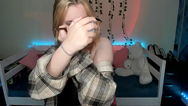 Emily Gin online show from 10-10-25, 02:45