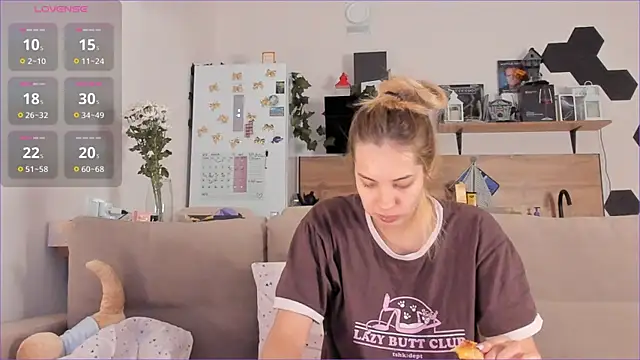 Girl alone home online show from 10-28-25, 04:46