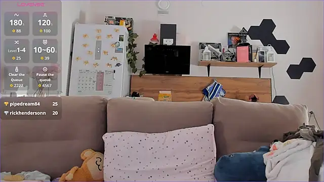 Girl alone home online show from 11-29-25, 04:45