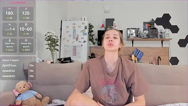 Girl alone home online show from 10-25-25, 04:11