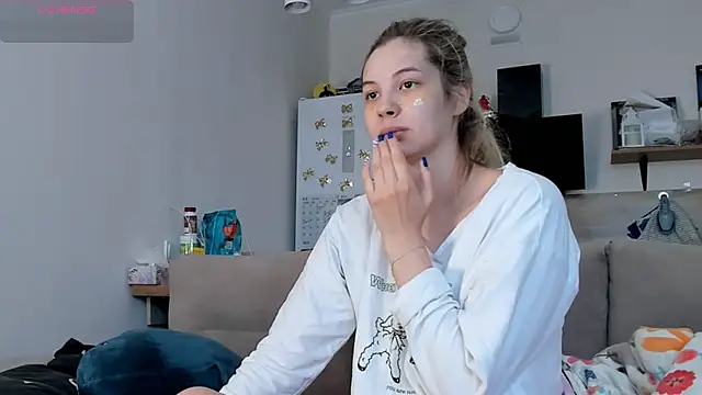Snapshot of Girl_alone_home chatting on 06-11-26, 03:36 Girl alone home online show from 06-11-26, 03:36
