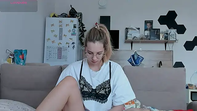Girl alone home online show from 05-28-26, 03:47