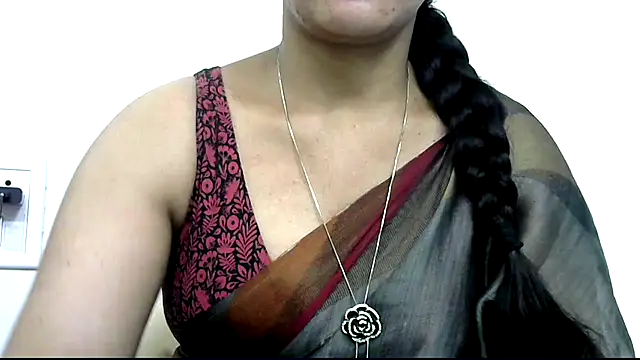 Snapshot of rashmika_reddy chatting on 09-11-25, 04:01 rashmika reddy online show from 09-11-25, 04:01