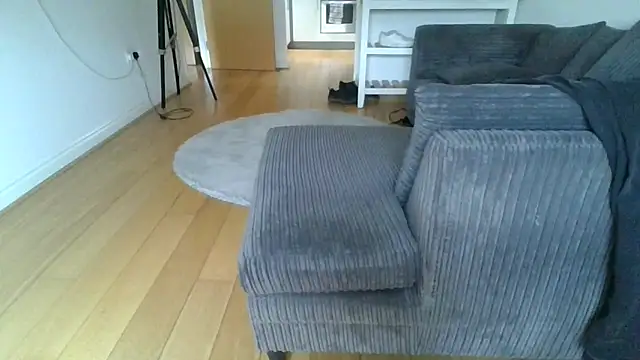 Nizzlivecam online show from 05-19-26, 04:36